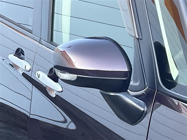 対向車や歩行者が認識しやすいサイドターンランプ付カラードドアミラー