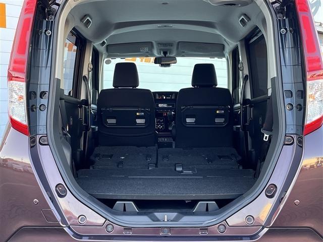 リヤシートを倒すと長い物も積めます。