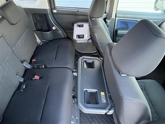 ちょっとした休憩に便利なシートバックテーブル付