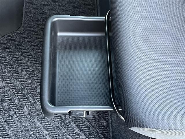 助手席シートアンダートレイ