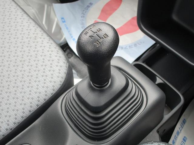 キャリイトラック ＫＣエアコン・パワステ　４ＷＤ　マニュアル車　横滑り防止機能　ＦＭ／ＡＭラジオ　衝突被害軽減システム　パワーウインドウ　キーレスエントリー　スペアキー　保証付販売車（13枚目）