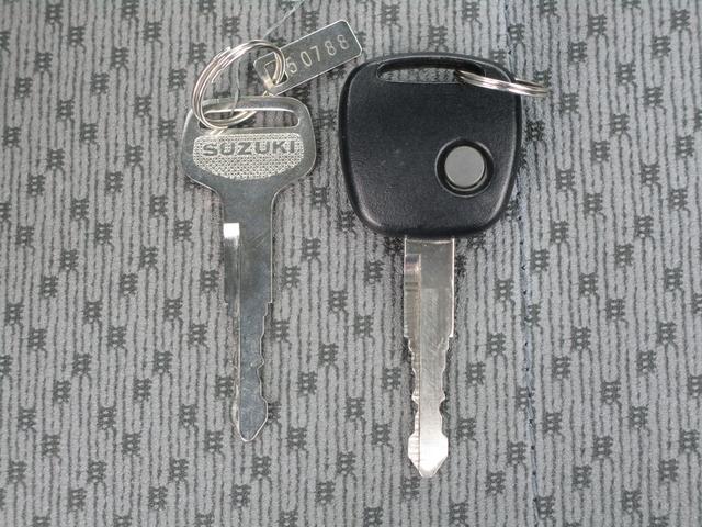 キャリイトラック ＫＣエアコン・パワステ　４ＷＤ　マニュアル車　横滑り防止機能　ＦＭ／ＡＭラジオ　衝突被害軽減システム　パワーウインドウ　キーレスエントリー　スペアキー　保証付販売車（32枚目）