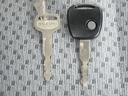 キーは差し込むタイプです。スペアキーもあります