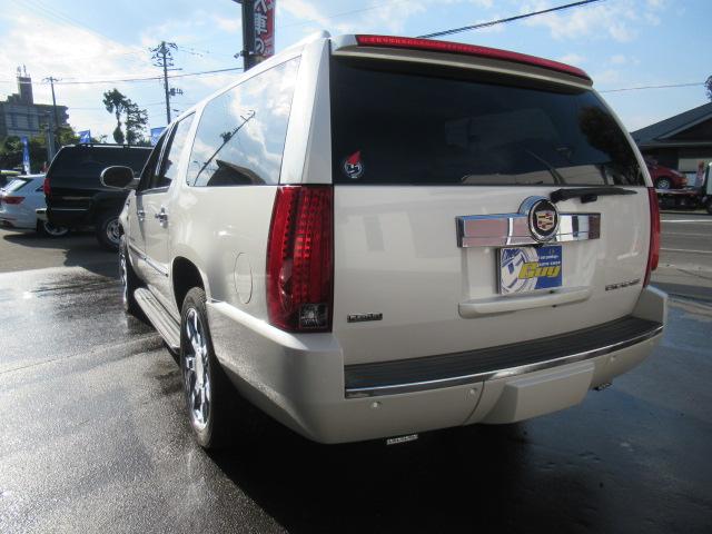 キャデラックエスカレード ESV 22インチ純正アルミホイール・サンルーフ・4WD・3列シート・純正ベージュレザーシート・社外ナビ・ドラレコ・マルチビューカメラ・BOSEサウンド・オートクルーズ・CROSSマフラー・ETC(6枚目)