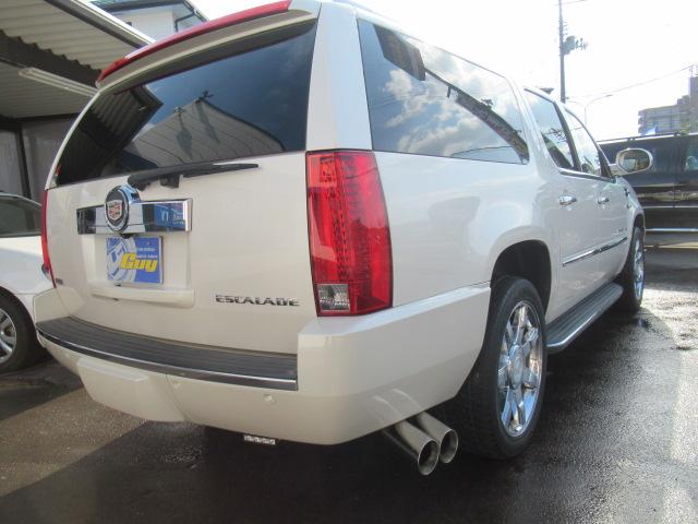 キャデラックエスカレード ESV 22インチ純正アルミホイール・サンルーフ・4WD・3列シート・純正ベージュレザーシート・社外ナビ・ドラレコ・マルチビューカメラ・BOSEサウンド・オートクルーズ・CROSSマフラー・ETC(7枚目)