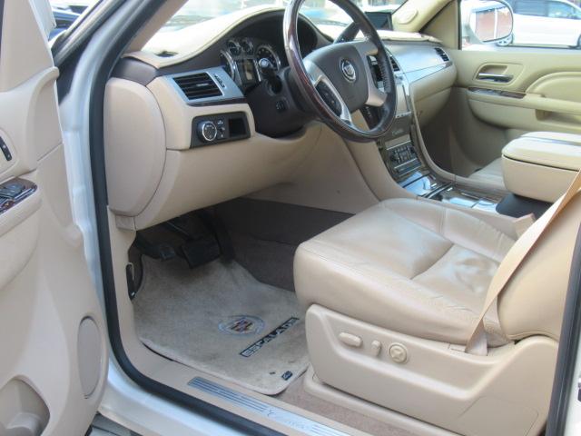 キャデラックエスカレード ESV 22インチ純正アルミホイール・サンルーフ・4WD・3列シート・純正ベージュレザーシート・社外ナビ・ドラレコ・マルチビューカメラ・BOSEサウンド・オートクルーズ・CROSSマフラー・ETC(12枚目)