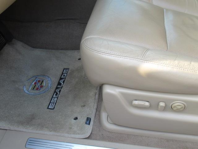 キャデラックエスカレード ESV 22インチ純正アルミホイール・サンルーフ・4WD・3列シート・純正ベージュレザーシート・社外ナビ・ドラレコ・マルチビューカメラ・BOSEサウンド・オートクルーズ・CROSSマフラー・ETC(13枚目)