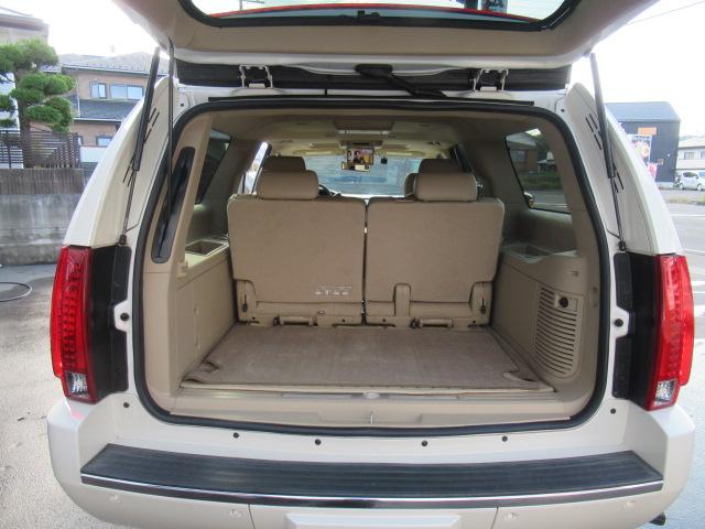 キャデラックエスカレード ESV 22インチ純正アルミホイール・サンルーフ・4WD・3列シート・純正ベージュレザーシート・社外ナビ・ドラレコ・マルチビューカメラ・BOSEサウンド・オートクルーズ・CROSSマフラー・ETC(20枚目)