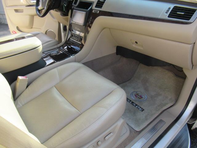 キャデラックエスカレード ESV 22インチ純正アルミホイール・サンルーフ・4WD・3列シート・純正ベージュレザーシート・社外ナビ・ドラレコ・マルチビューカメラ・BOSEサウンド・オートクルーズ・CROSSマフラー・ETC(24枚目)
