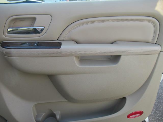 キャデラックエスカレード ESV 22インチ純正アルミホイール・サンルーフ・4WD・3列シート・純正ベージュレザーシート・社外ナビ・ドラレコ・マルチビューカメラ・BOSEサウンド・オートクルーズ・CROSSマフラー・ETC(34枚目)