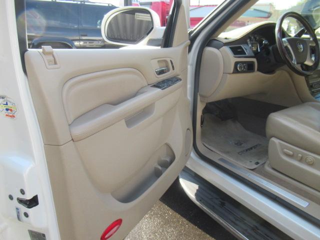 キャデラックエスカレード ESV 22インチ純正アルミホイール・サンルーフ・4WD・3列シート・純正ベージュレザーシート・社外ナビ・ドラレコ・マルチビューカメラ・BOSEサウンド・オートクルーズ・CROSSマフラー・ETC(40枚目)