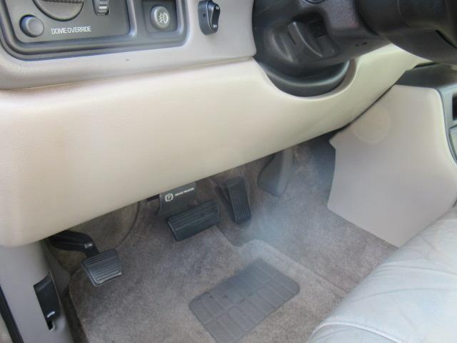 シボレーサバーバン ＬＴ　新車並行車・１ナンバー登録車・フロントバンパーガード・ＬＥＤバー・サイドステップ・サンルーフ・レザーシート・社外１６インチアルミホイール・社外ナビ・リアモニター・バックカメラ・ＥＴＣ（14枚目）