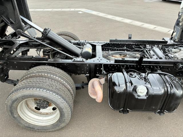 エルフトラック 強化ダンプ 強化ダンプ フルフラットロー 載積2000k ディーゼル3000cc 走行距離89951km 5MT エアコン パワステ パワーウインドー(16枚目)