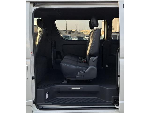 ハイエースバン スーパーＧＬ　ダークプライム　登録済未使用車　ダークプライムＳ　ブラックルーフ　ＯＰＡＷ　寒冷地仕様　ＲＦＯＧ　ＰＶＭ　デジタルインナーミラー　モデリスタエアロＫＩＴＶｅｒ１　モデリスタラゲッジＬＥＤ、ＬＥＤカーゴライト（17枚目）