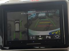 【全方位型モニター】クルマを上空から見下ろしているかのように、直感的に周囲の状況を把握できる全方位型モニター。狭い場所での駐車でも周囲が映像で確認できます。 5