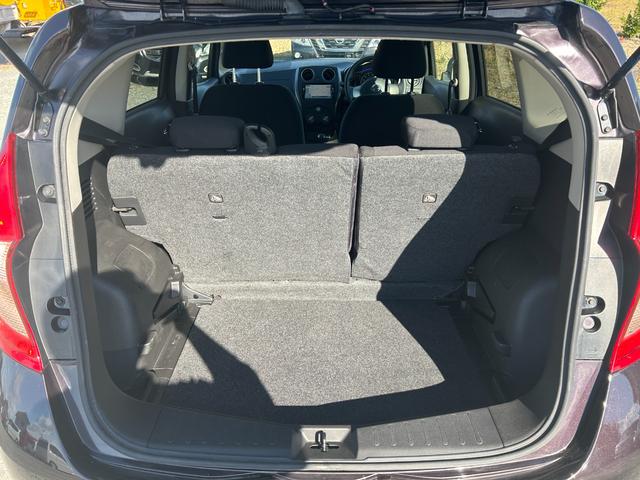 後部座席と荷室部分をフラットにアレンジが可能となります、スペースも大きく取れますので大きな荷物も簡単に収納が出来ます！