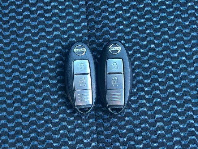 【スマートエントリーキー装備車】スマートキーを携帯していれば、両手が塞がっていても開閉できます！悪天候時には特に重宝します！