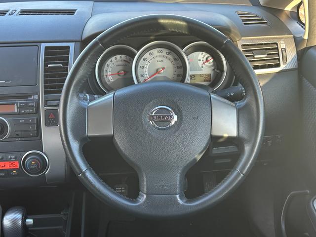 ティーダ 15M スマートキー 純正オーディオ ハーフレザーシート オートエアコン 電動格納ミラー 15インチタイヤ タイミングチェーン(17枚目)