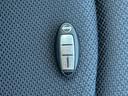 【スマートエントリーキー装備車】スマートキーを携帯していれば、両手が塞がっていても開閉できます!悪天候時には特に重宝します!