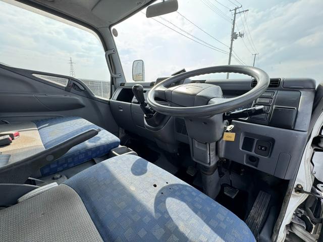 キャンターガッツ 　平成１６年式　平ボディー　ガソリン車　メッキパーツ　実走行５万ｋｍ　車両総重量３５００ｋｇ以下　外装仕上げ済　平　荷台内寸（長さ３１０　幅１６０　高さ３５）（23枚目）