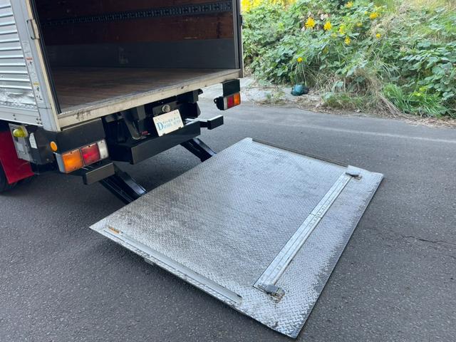 キャンター 　平成２３年式　アルミバン　パワーゲート　デュオニック　ＡＶ　ＰＧ　ラッシング２段　バックカメラ　昇降能力１０００ｋｇ　荷台内寸（長さ４３９　幅２０８　高さ２１６）（9枚目）