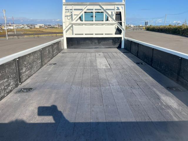 キャンター 　平成２６年式　ワイドロング　平ボディー　車両総重量５ｔ未満　　準中型免許対応　ＡＴ限定可　オートマ　準中型　平　荷台内寸（長さ４３３　幅１９２　高さ３８）（8枚目）