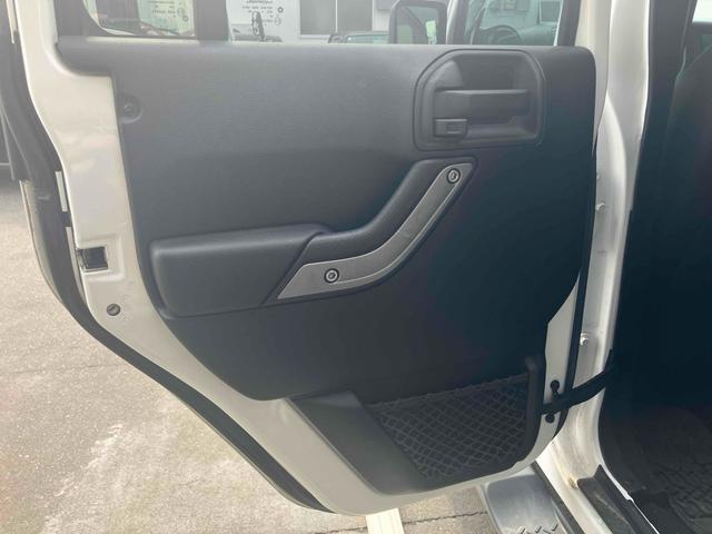 ジープ・ラングラーアンリミテッド 　４ＷＤ　ＥＴＣ　ナビ　ＴＶ　アルミホイール　キーレスエントリー　ＡＴ　ＣＤ　ＵＳＢ　ミュージックプレイヤー接続可　Ｂｌｕｅｔｏｏｔｈ　ＥＳＣ　エアコン　パワーウィンドウ　運転席エアバッグ（8枚目）