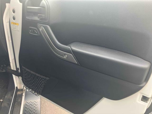 ジープ・ラングラーアンリミテッド 　４ＷＤ　ＥＴＣ　ナビ　ＴＶ　アルミホイール　キーレスエントリー　ＡＴ　ＣＤ　ＵＳＢ　ミュージックプレイヤー接続可　Ｂｌｕｅｔｏｏｔｈ　ＥＳＣ　エアコン　パワーウィンドウ　運転席エアバッグ（22枚目）