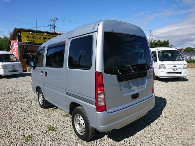サンバーバン トランスポーター　車検２年付　エアコン　パワステ　パワーウインドウ　ＡＢＳ　オートマ　４ＷＤ　タイミングベルト交換済　キーレス　運転席／助手席エアバック　集中ロック付　左右スライドドア（4枚目）