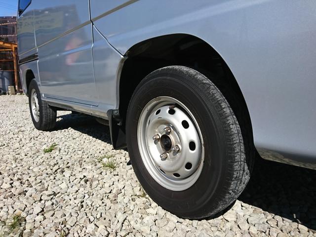 サンバーバン トランスポーター　車検２年付　エアコン　パワステ　パワーウインドウ　ＡＢＳ　オートマ　４ＷＤ　タイミングベルト交換済　キーレス　運転席／助手席エアバック　集中ロック付　左右スライドドア（12枚目）