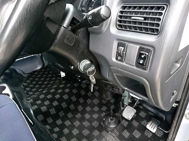 サンバーバン トランスポーター　車検２年付　エアコン　パワステ　パワーウインドウ　ＡＢＳ　オートマ　４ＷＤ　タイミングベルト交換済　キーレス　運転席／助手席エアバック　集中ロック付　左右スライドドア（22枚目）