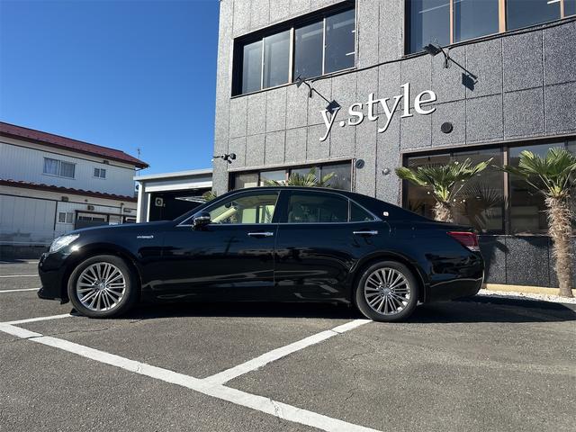 クラウンハイブリッド ロイヤルサルーンＧ　ＥＴＣ　オートクルーズコントロール　バックカメラ　ナビ　アルミホイール　オートマチックハイビーム　オートライト　ＨＩＤ　ＣＶＴ　シートヒーター　スマートキー　電動格納ミラー　盗難防止システム（4枚目）