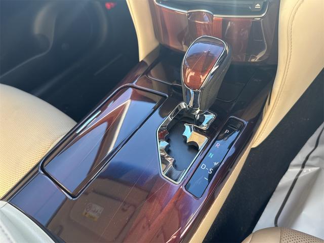 クラウンハイブリッド ロイヤルサルーンＧ　ＥＴＣ　オートクルーズコントロール　バックカメラ　ナビ　アルミホイール　オートマチックハイビーム　オートライト　ＨＩＤ　ＣＶＴ　シートヒーター　スマートキー　電動格納ミラー　盗難防止システム（16枚目）