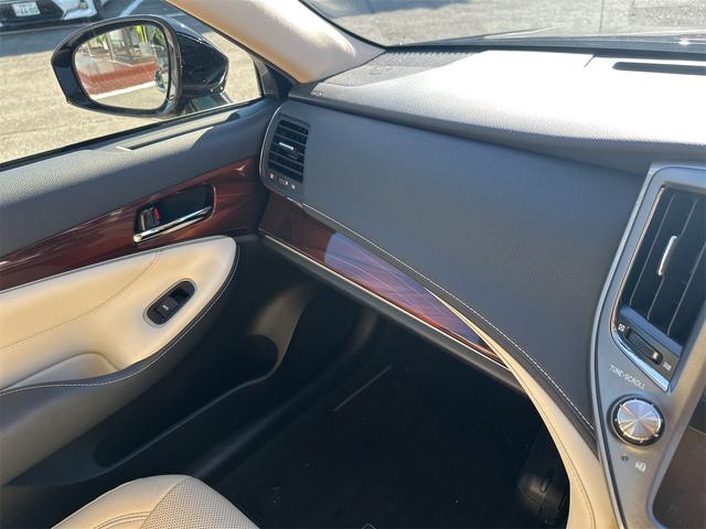 クラウンハイブリッド ロイヤルサルーンＧ　ＥＴＣ　オートクルーズコントロール　バックカメラ　ナビ　アルミホイール　オートマチックハイビーム　オートライト　ＨＩＤ　ＣＶＴ　シートヒーター　スマートキー　電動格納ミラー　盗難防止システム（17枚目）