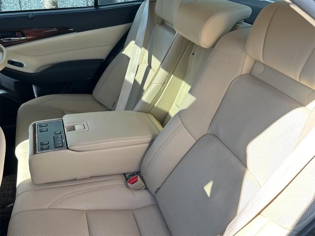 クラウンハイブリッド ロイヤルサルーンＧ　ＥＴＣ　オートクルーズコントロール　バックカメラ　ナビ　アルミホイール　オートマチックハイビーム　オートライト　ＨＩＤ　ＣＶＴ　シートヒーター　スマートキー　電動格納ミラー　盗難防止システム（41枚目）