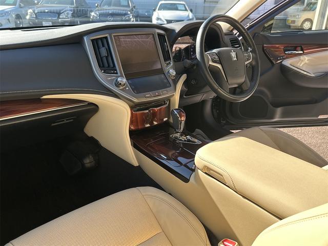 クラウンハイブリッド ロイヤルサルーンＧ　ＥＴＣ　オートクルーズコントロール　バックカメラ　ナビ　アルミホイール　オートマチックハイビーム　オートライト　ＨＩＤ　ＣＶＴ　シートヒーター　スマートキー　電動格納ミラー　盗難防止システム（43枚目）