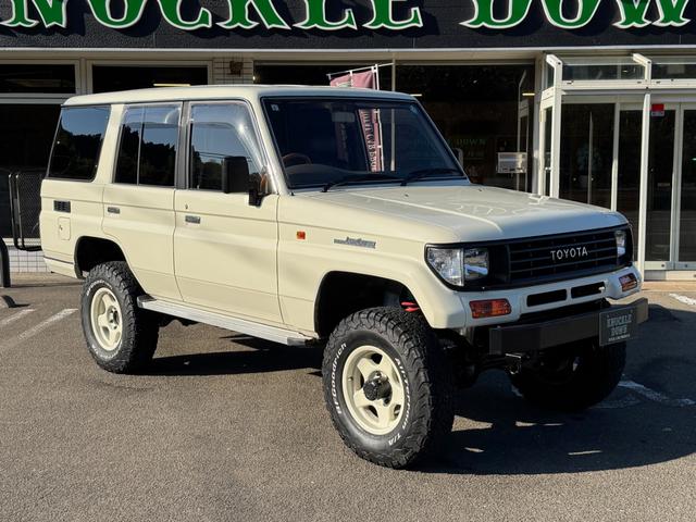 ランドクルーザープラド SXワイド 排ガス対策済み!日本全国登録可能! リビルトエンジン載せ替え済み! ナローボディー加工済み オールドイングリッシュホワイト塗装済み 2インチリフトアップ ブラッドレイV16アルミホイール ナルディー(3枚目)