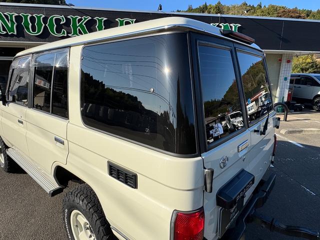 ランドクルーザープラド SXワイド 排ガス対策済み!日本全国登録可能! リビルトエンジン載せ替え済み! ナローボディー加工済み オールドイングリッシュホワイト塗装済み 2インチリフトアップ ブラッドレイV16アルミホイール ナルディー(17枚目)