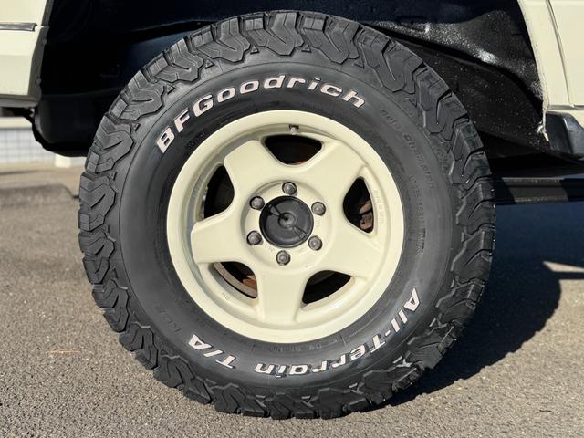 ランドクルーザープラド SXワイド 排ガス対策済み!日本全国登録可能! リビルトエンジン載せ替え済み! ナローボディー加工済み オールドイングリッシュホワイト塗装済み 2インチリフトアップ ブラッドレイV16アルミホイール ナルディー(24枚目)