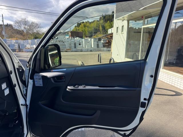 ハイエースバン ＤＸ　ＧＬパッケージ　ディーゼル４ＷＤ　寒冷地仕様　パノラミックビューモニター　デジタルインナーミラーシートカバー装着済み　８ナンバー２年車検取得済み　デットニング施工済み　床板張り　ノックスドール施工済み（46枚目）