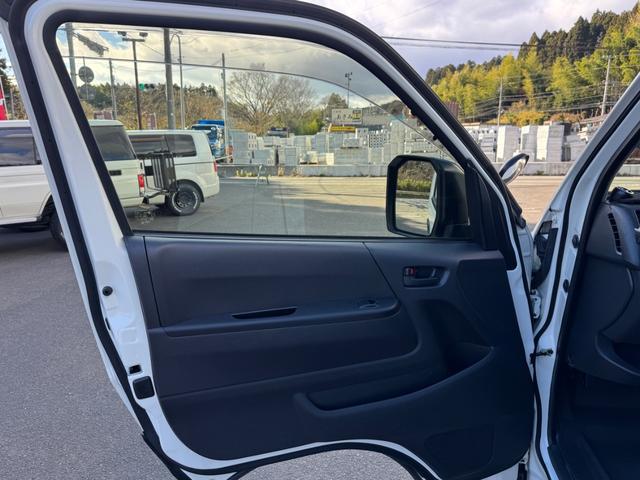 ハイエースバン ＤＸ　ＧＬパッケージ　ディーゼル４ＷＤ　寒冷地仕様　パノラミックビューモニター　デジタルインナーミラーシートカバー装着済み　８ナンバー２年車検取得済み　デットニング施工済み　床板張り　ノックスドール施工済み（47枚目）