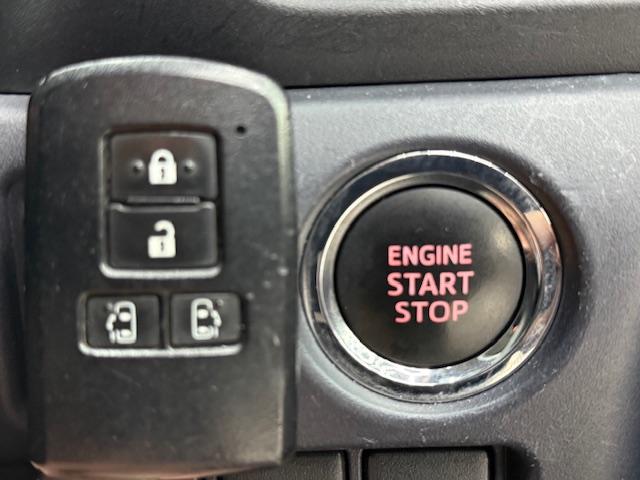 ノア Ｓｉ　純正ナビ　フルセグ　後席モニター　両側電動ドア　ＢＴ接続　ＬＥＤヘットライト　ウォークスルー　ＡＵＴＯライト　ＳＤナビゲーション　ＤＶＤ視聴可　ダブルエアコン　ＥＴＣ付き　横滑り防止機能（26枚目）