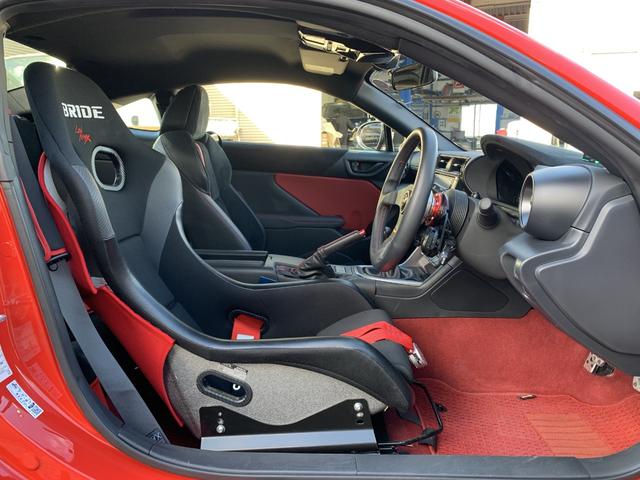 GR86 RZ 1オーナー車 TRD-GRフルエアロキット RAYS-TE37アルミ TRDマフラー SACHSアブソーバー BRIDEフルバケ MOMOクイックリリース BLITZサクション(21枚目)