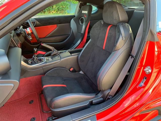 GR86 RZ 1オーナー車 TRD-GRフルエアロキット RAYS-TE37アルミ TRDマフラー SACHSアブソーバー BRIDEフルバケ MOMOクイックリリース BLITZサクション(25枚目)