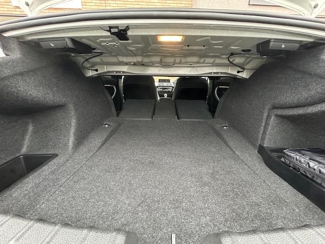 ラゲッジスペース・アレンジ例♪後席シートがフラットに倒れますので、大きな収納スペースの確保が可能で御座います♪