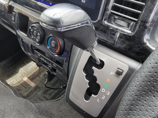ハイエースバン ロングスーパーGL 保証付 禁煙車 ローダウン エアロ 外品17AW ホワイトレター ベッドキット LEDヘッド&フォグ アルパイン10型フローティングナビ デジタルインナーミラー ETC ガングリップ 木目調インパネ(17枚目)