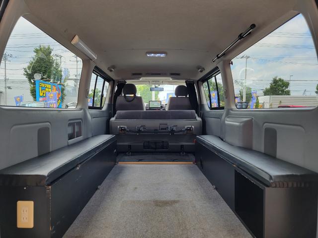 ハイエースバン ロングスーパーGL 保証付 禁煙車 ローダウン エアロ 外品17AW ホワイトレター ベッドキット LEDヘッド&フォグ アルパイン10型フローティングナビ デジタルインナーミラー ETC ガングリップ 木目調インパネ(40枚目)