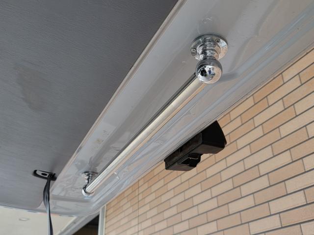 ハイエースバン ロングスーパーGL 保証付 禁煙車 ローダウン エアロ 外品17AW ホワイトレター ベッドキット LEDヘッド&フォグ アルパイン10型フローティングナビ デジタルインナーミラー ETC ガングリップ 木目調インパネ(50枚目)