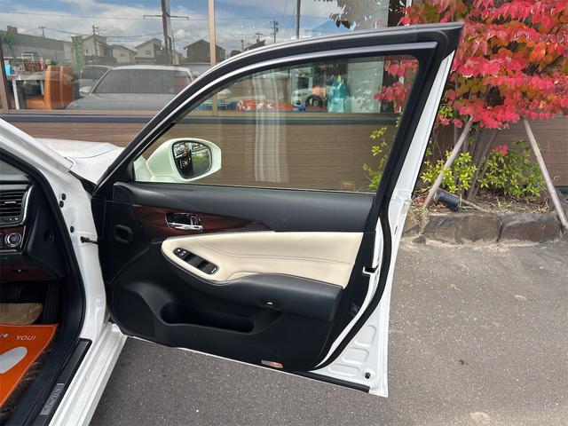 クラウン ロイヤルサルーン ETC クリアランスソナー オートクルーズコントロール バックカメラ TV アルミホイール HID AT スマートキー 電動格納ミラー 盗難防止システム 衝突安全ボディ ABS ESC エアコン(31枚目)