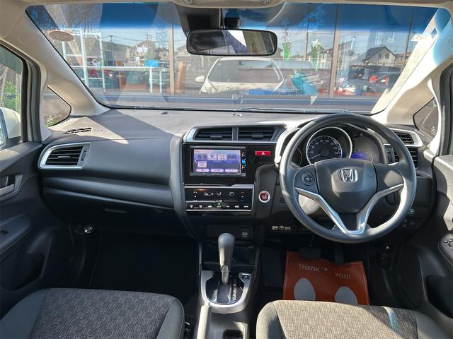 フィット １３Ｇ・Ｆパッケージ　ＥＴＣ　ナビ　衝突被害軽減システム　アルミホイール　スマートキー　アイドリングストップ　電動格納ミラー　フルフラット　ＣＶＴ　盗難防止システム　衝突安全ボディ　ＡＢＳ　ＥＳＣ　ＵＳＢ（3枚目）